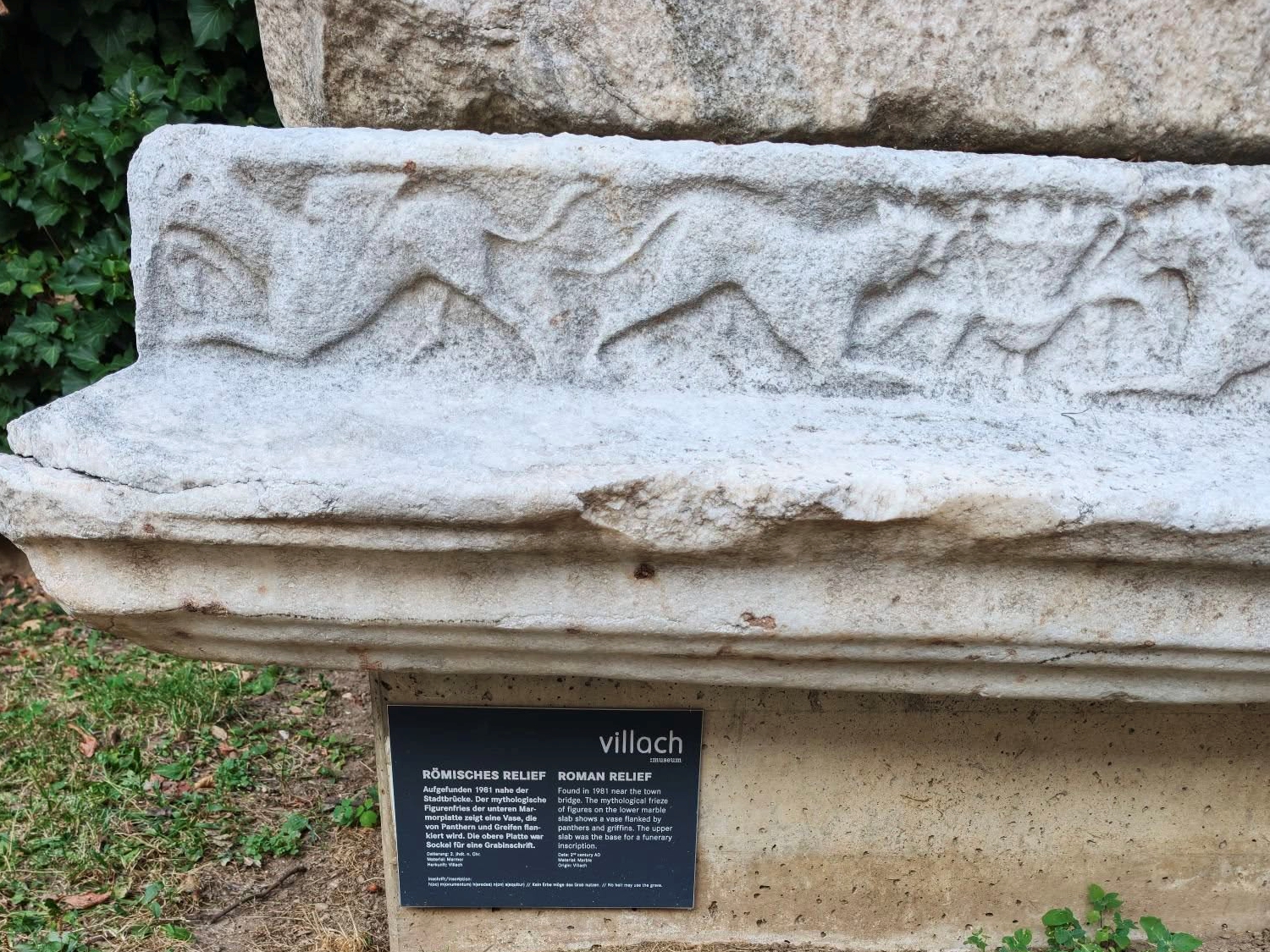 Antični kamen z reliefom v obliki panterjev v Beljaku, ki naj bi izviral iz 2. stoletja. Foto: Klemen Robič.